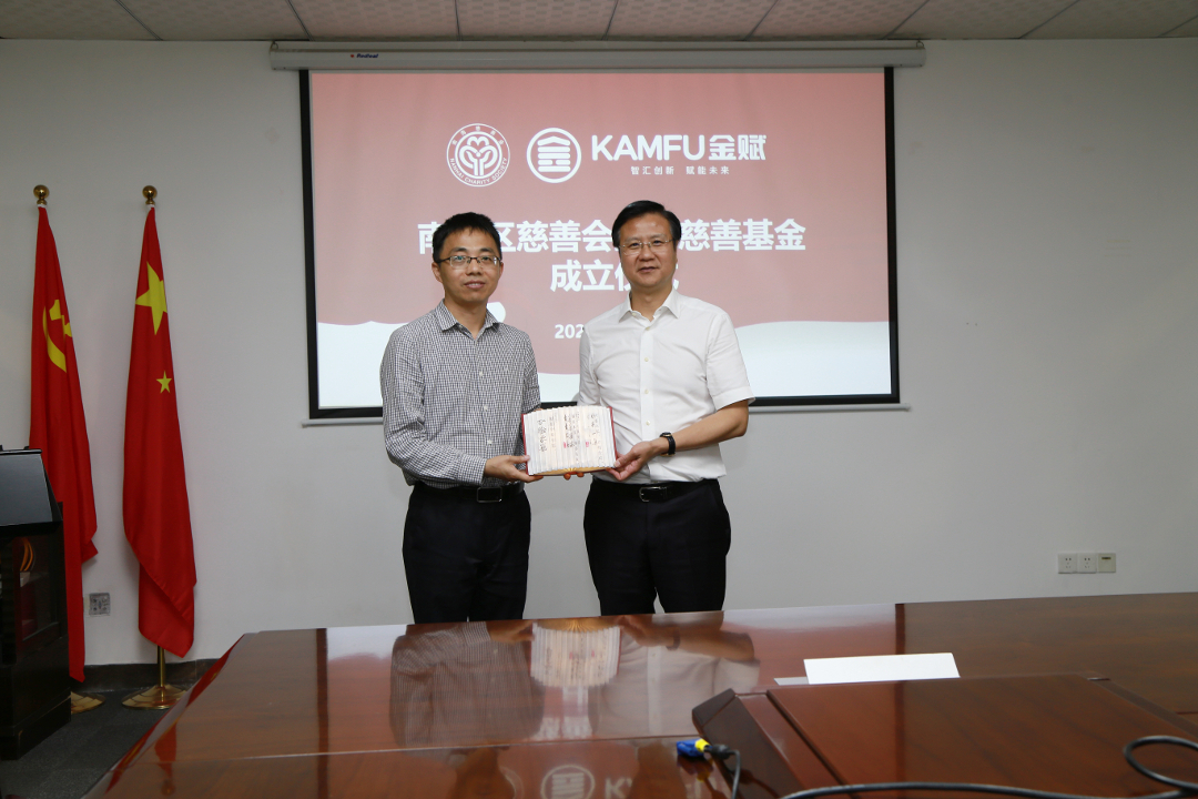 2023年4月19日 南海区民政局党组成员、中共佛山市南海区社会组织委员会专职副书记熊治文（左一）向任董赠送“善灯”.jpg